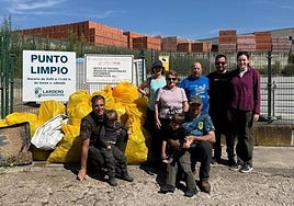 Voluntarios, con las bolsas de basura recogida.