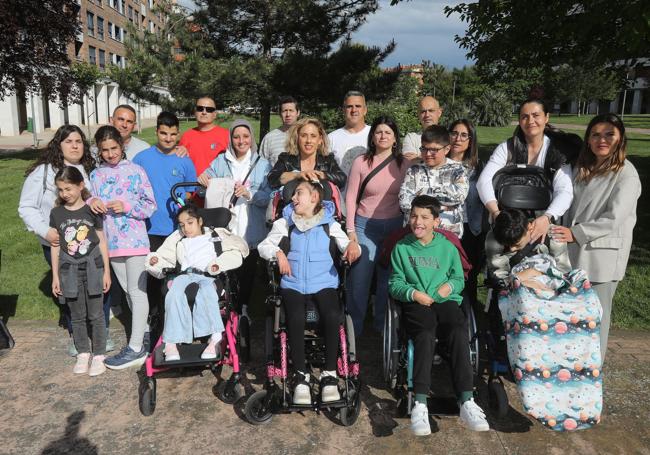 Las familias de las AMPAs posan en el parque de Los Lirios de Logroño.