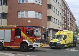Bomberos y ambulancia en la puerta del Entrepuentes, en La Estrella.