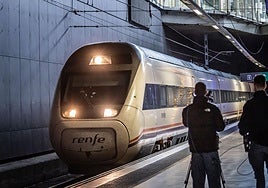 Un tren entra en la estación de Logroño.
