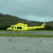 El helicóptero de emergencias, en pleno aterrizaje.