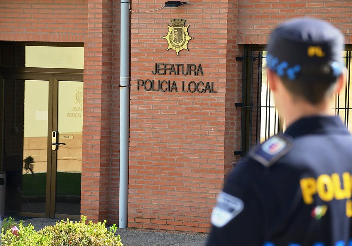 Un agente, frente a la Jefatura de la Policía de Calahorra.