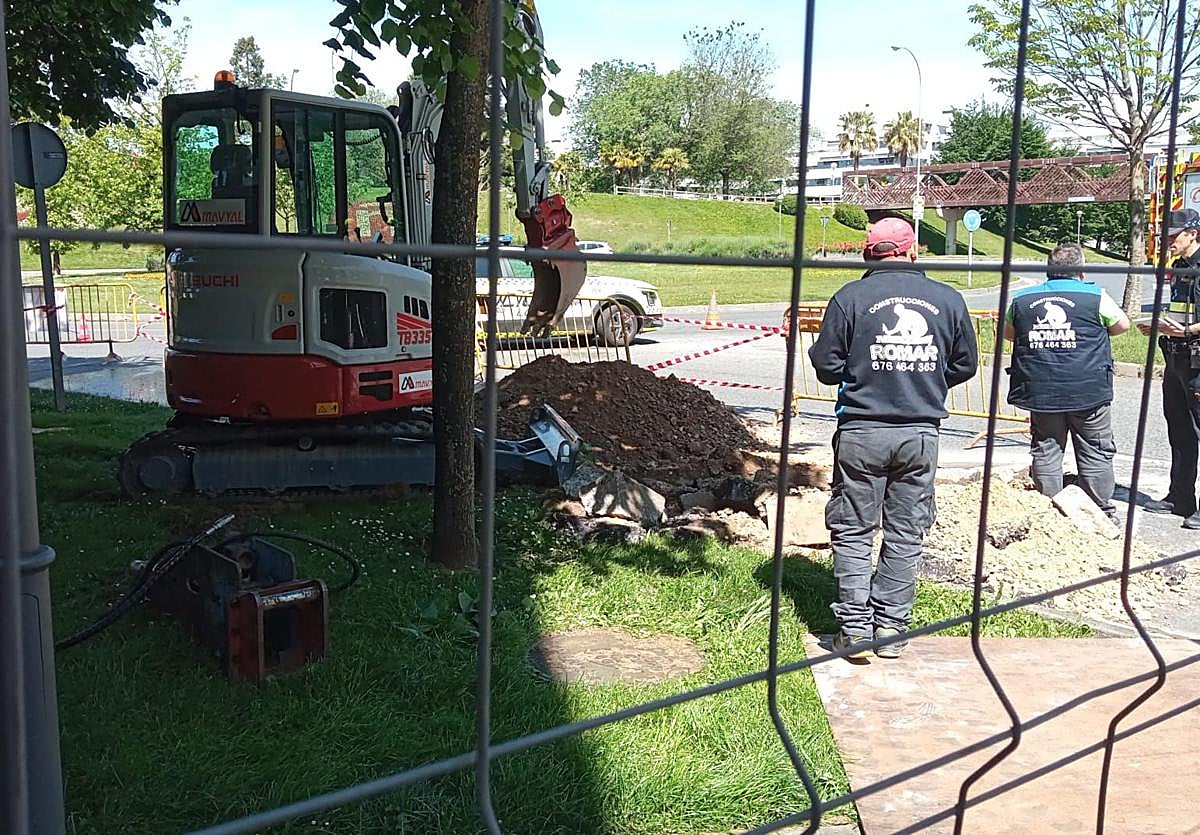 Obras en avenida Club Deportivo 61, donde se ha producido el escape de gas.