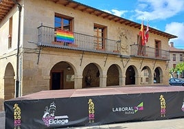 Escenario instalado junto al Ayuntamiento en la primera edición.