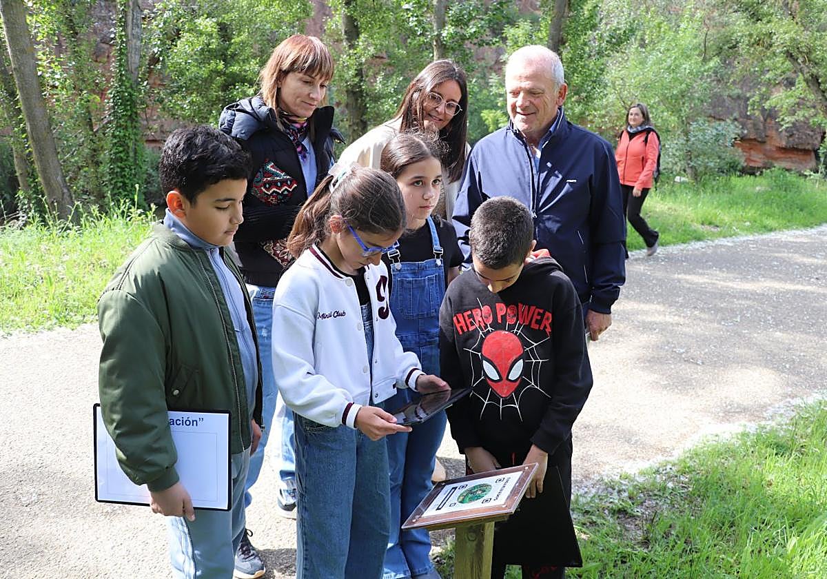 Alumnos de La Estación presentaron el proyecto con sus profesoras.