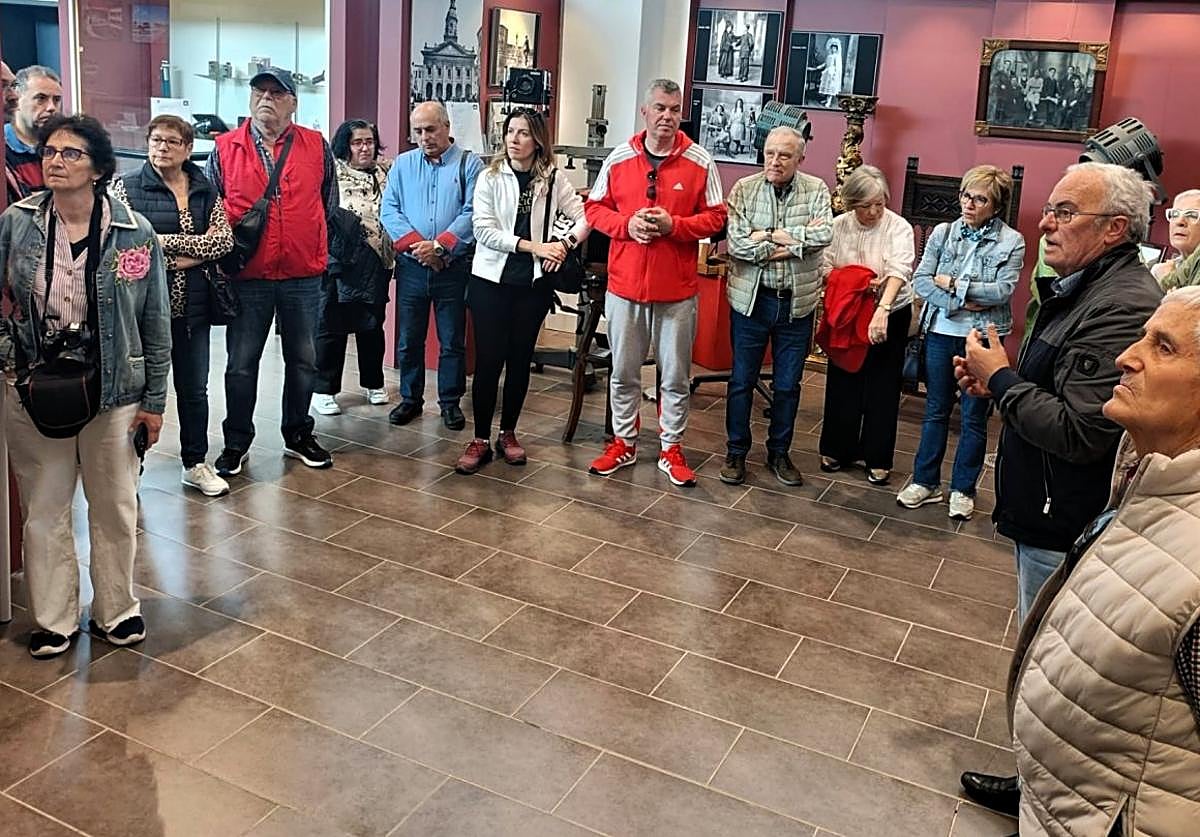 Visita guiada al Fondo Fotográfico Bella, realizada por el club El Lazarillo el pasado fin de semana.