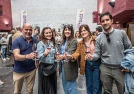 Un brindis entre amigos.