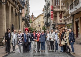 Foto de familia del encuentro y memoria de mujeres extrabajadoras de las fábricas de tabaco de Logroño y San Sebastián, este jueves.