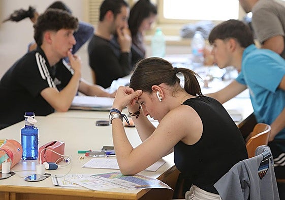 Varios jóvenes se preparan para la PAU en la Biblioteca de La Rioja.