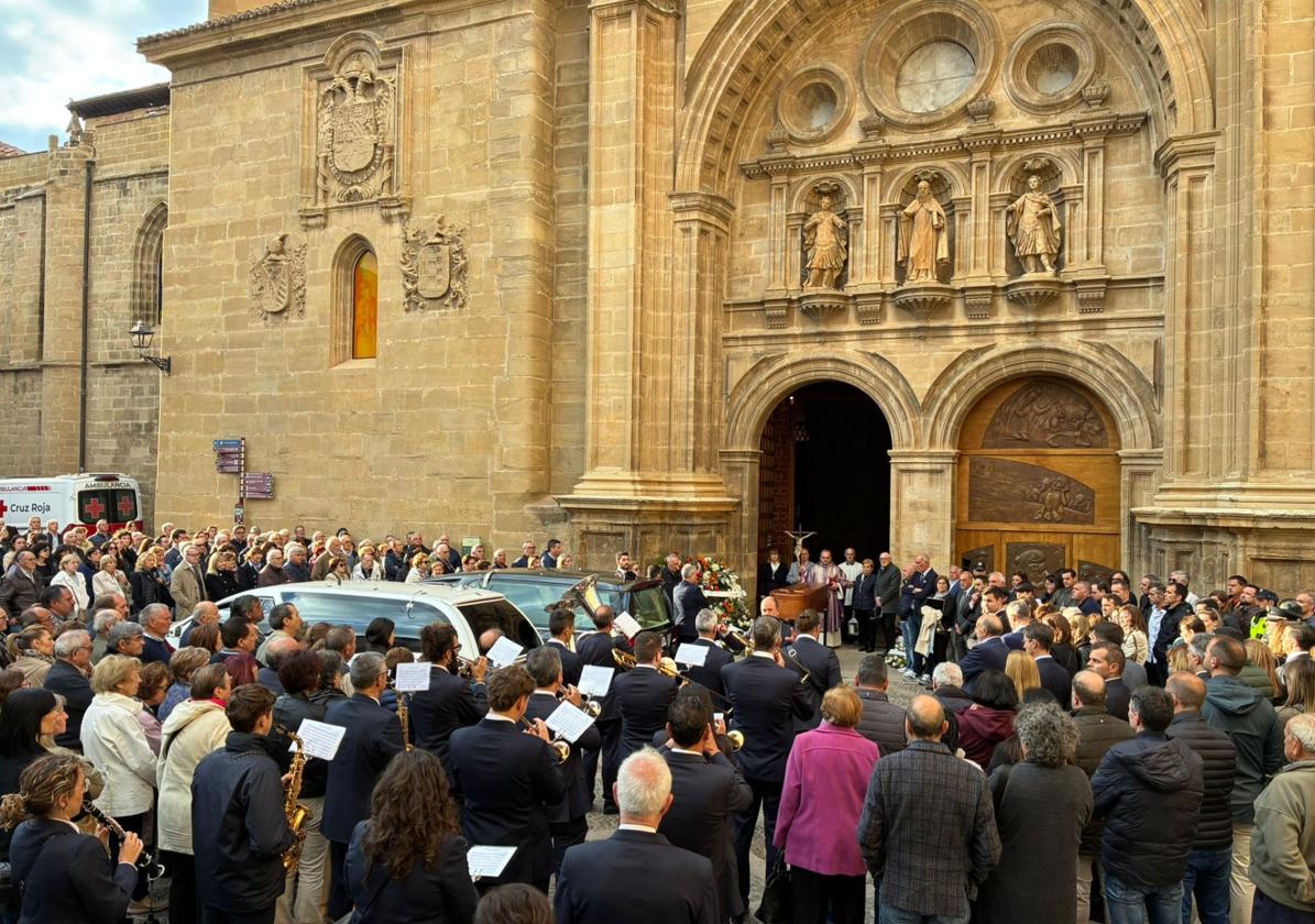Adiós emocionado de centenares de personas a David Mena