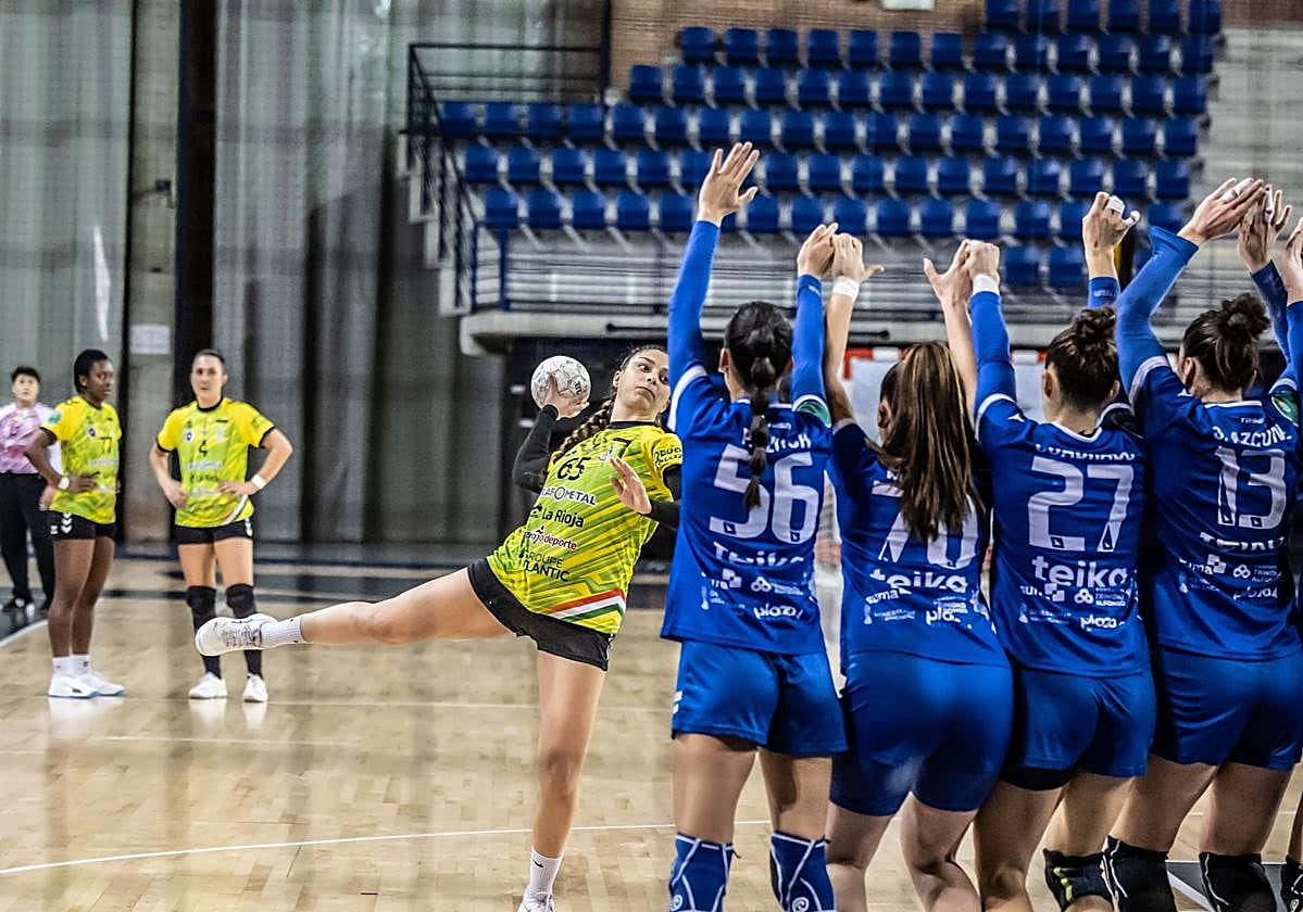 Marina González lanza un tiro libre ante el Elda.