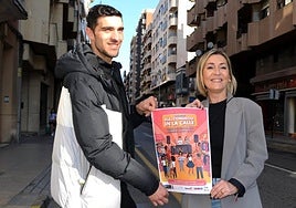 Carmelo Sota y Raquel Moral, en Bebricio con un cartel de la cita.