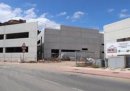 Las diversas naves que configuran el nuevo FAL crecen a los pies del castillo milenario de Arnedo.