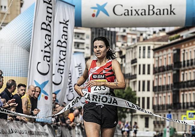 Una corredora cruza la línea de meta como primera fémina.