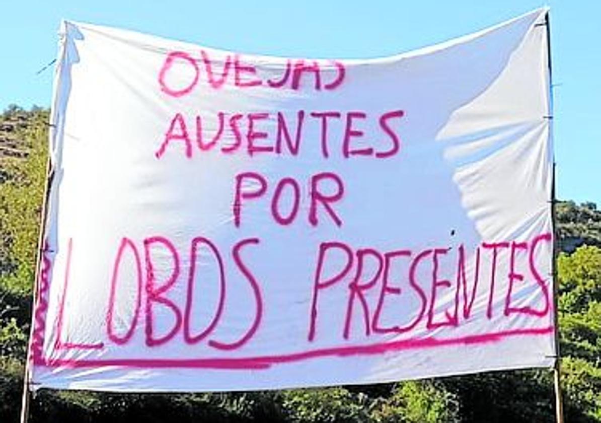 Cartel de una ganadería contra el lobo.