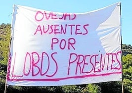 Cartel de una ganadería contra el lobo.