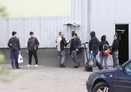 Trabajadores de CMP Automotive Sealing, la antigua Perteca, este viernes en la entrada de la empresa.