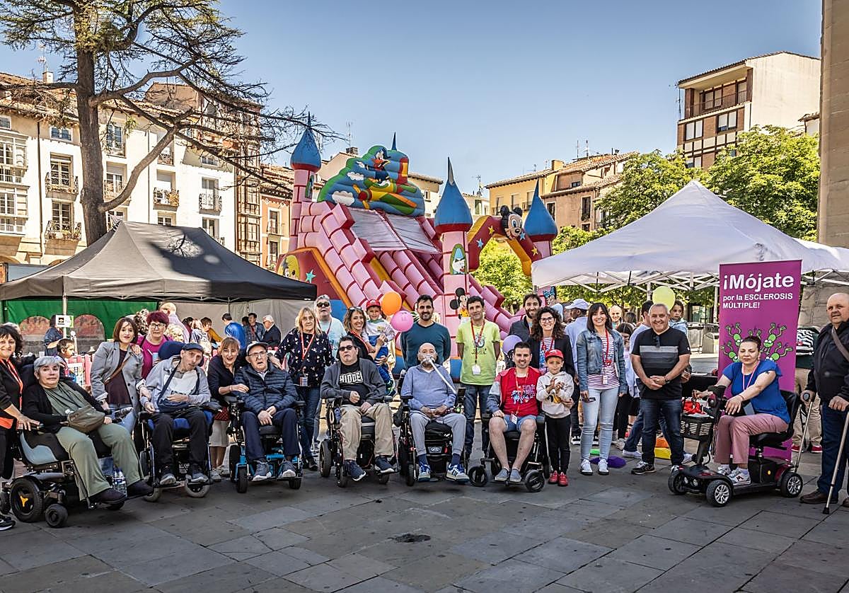 Foto de familia durante la jornada en la Plaza del Mercado.
