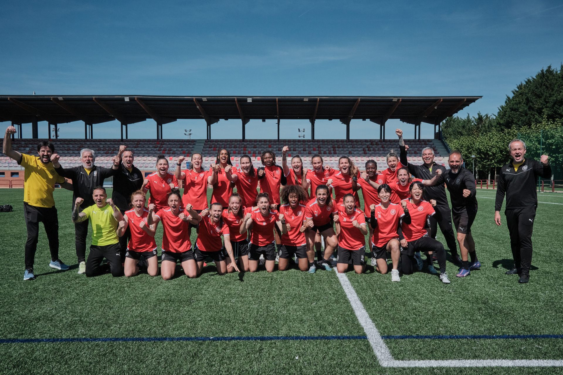 Las jugadoras, con el cuerpo técnico del equipo antes del encuentro.