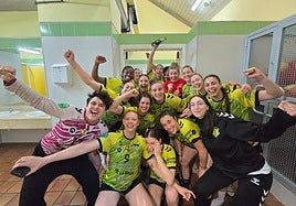 El Sporting celebra en los vestuarios del Elda la permanencia.