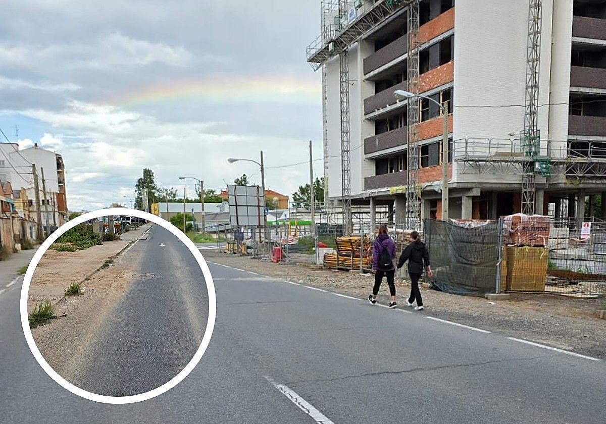 Pocas aceras y las que hay, «llenas de barro y suciedad», hoy en La Guindilla.