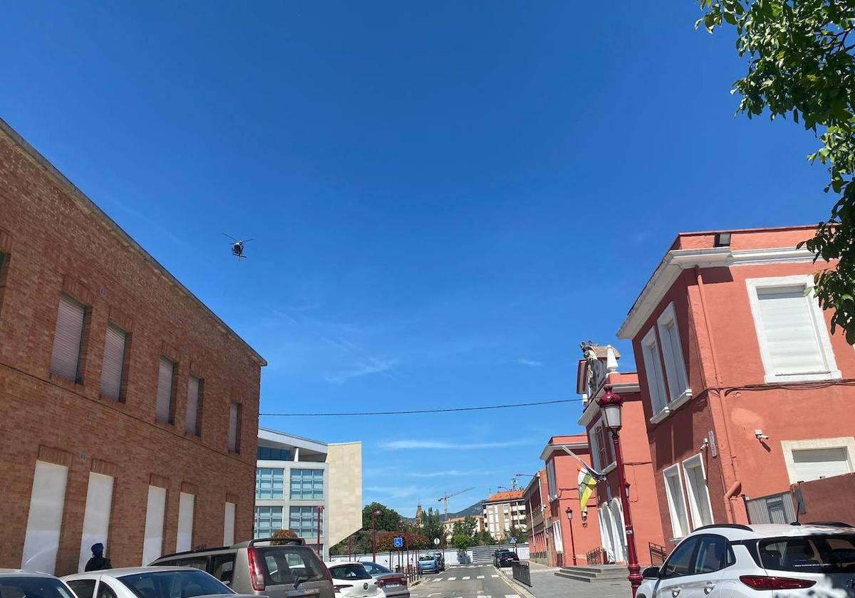 Un helicóptero ha sobrevolado la localidad jarrera para buscar al hombre desaparecido.
