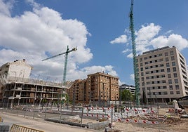 Viviendas en construcción en Logroño.