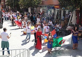 Junto a los conciertos y la fiesta joven del sábado, el desfile fue una de las novedades de esta edición.