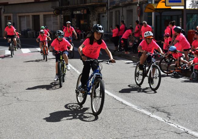 Ciclistas a su paso por la plaza de los árboles.