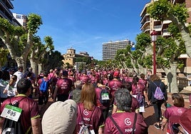 La marea granate avanzaba por los Jardines de la Vega de Haro.