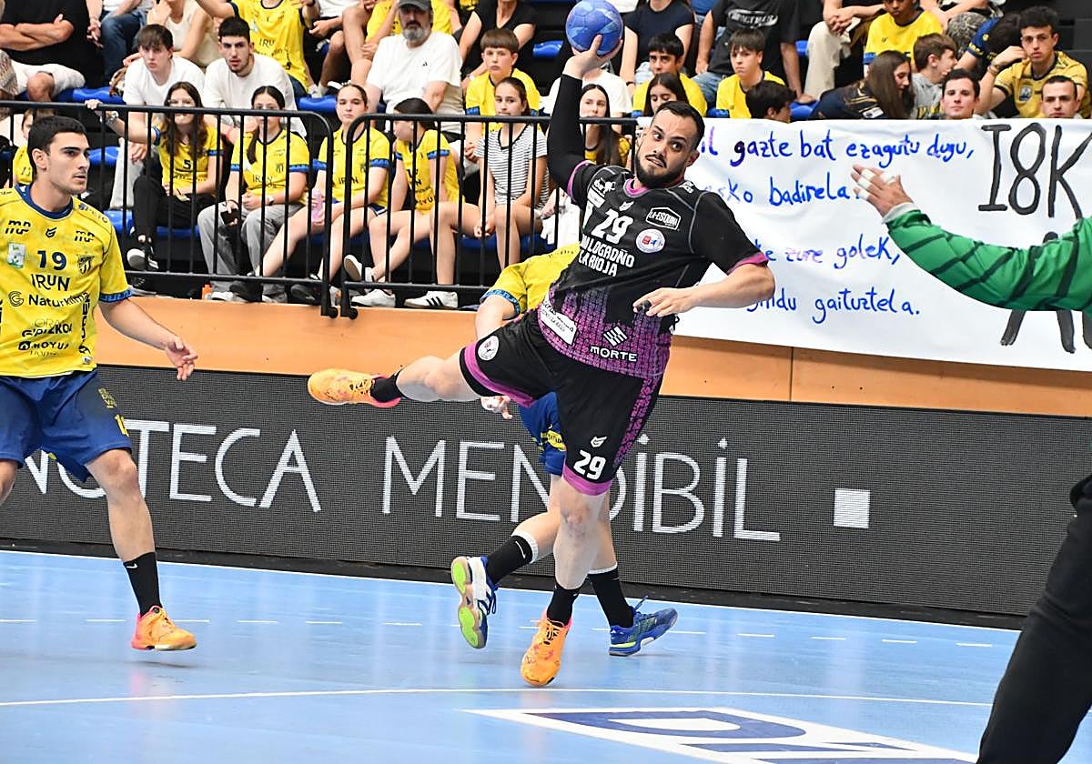 Javi García anota uno de sus cuatro goles.