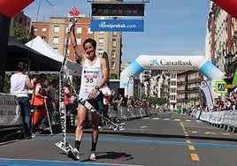 Gurutze Frades celebra su triunfo en la Media Maratón de La Rioja.