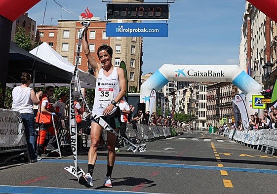 Gurutze Frades celebra su triunfo en la Media Maratón de La Rioja.