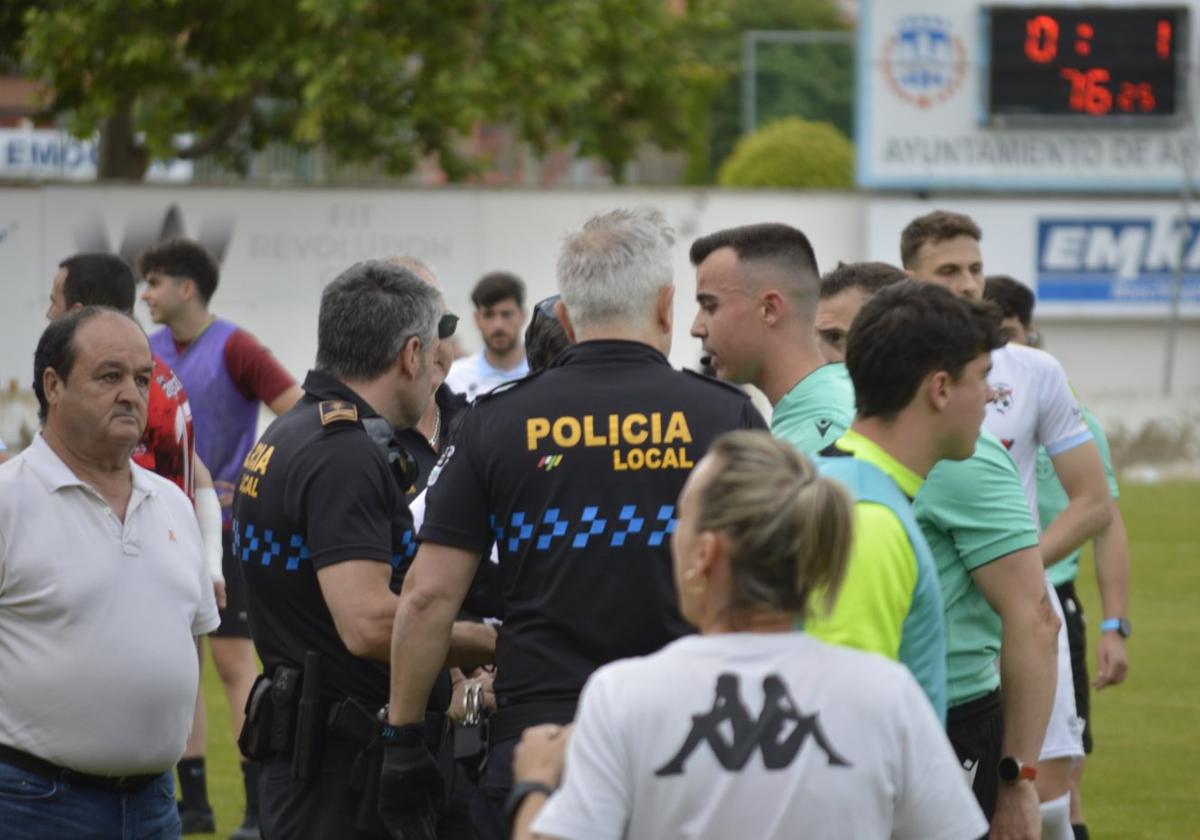 El colegiado habla con la Policía Local cuando se paró el partido.