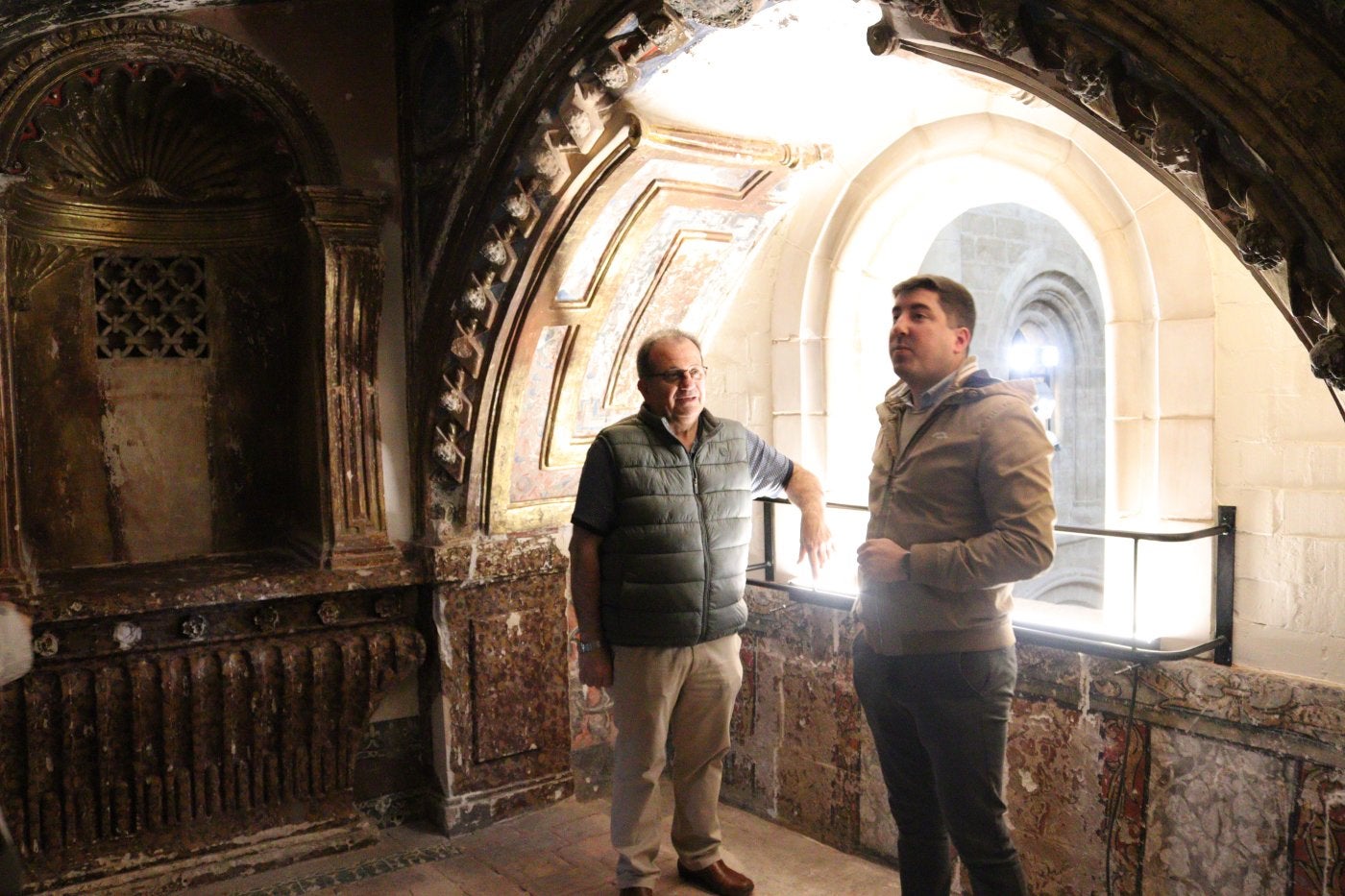 El abad, Francisco José Suárez, y el alcalde de Santo Domingo, Raúl Riaño, en la inauguración.
