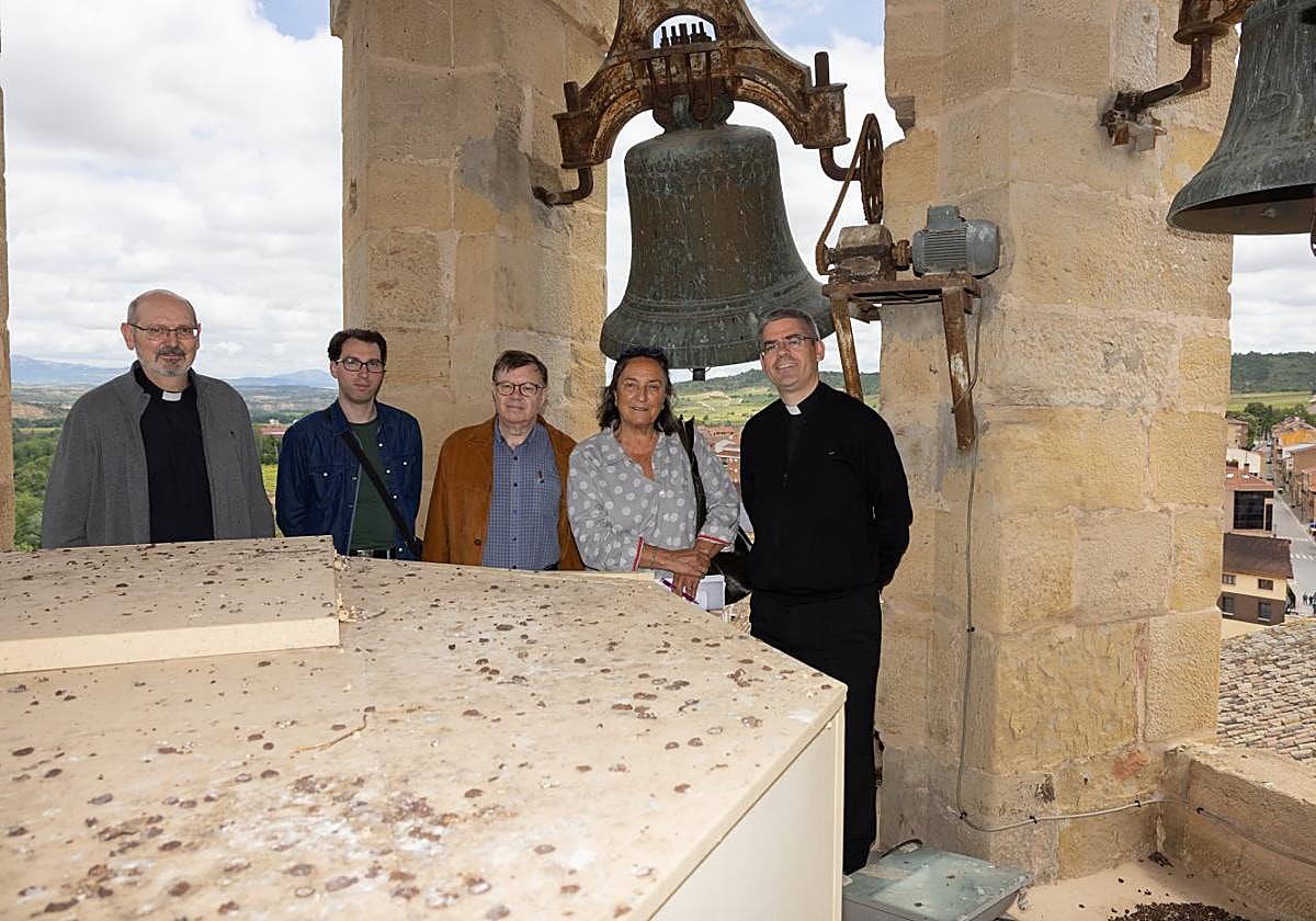 Párroco, responsables de Patrimonio de la diócesis, cronista y gestora cultural, ayer en la torre de San Martín de Cenicero.