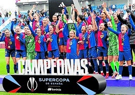 Alexia Putellas levanta el trofeo de la Supercopa después de que el Barcelona ganase al Real Madrid.