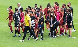 Las jugadores del DUX se retiran del césped de Las Gaunas tras disputar su último partido en él, contra el Atlético de Madrid, el 20 de junio del 2021.