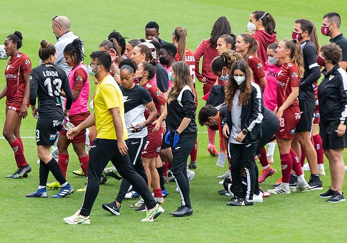 Las jugadores del DUX se retiran del césped de Las Gaunas tras disputar su último partido en él, contra el Atlético de Madrid, el 20 de junio del 2021.