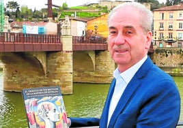 Alfredo Selas con su libro