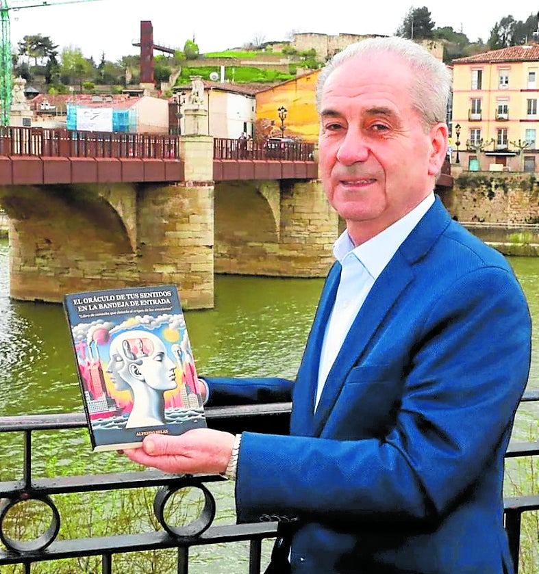 Alfredo Selas con su libro