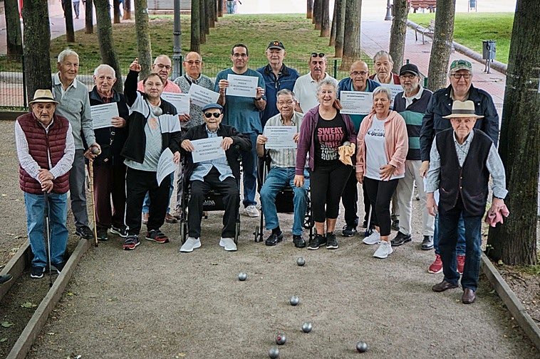 Jugadores de petanca, aficionados y vecinos de los alrededores de las Chiribitas, ayer, posan con los mensajes que quieren hacer llegar al Ayuntamiento.