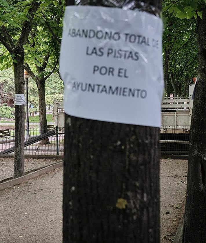 Imagen secundaria 2 - Las Chiribitas reivindica mejoras en sus pistas de petanca