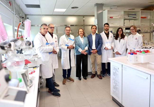 Autoridades e investigadores en un laboratorio de la UR.