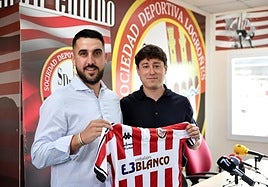 Iván Martínez Prieto, derecha, y Adrián Cantabrana, izquierda, en la presentación del nuevo técnico de la SDL.
