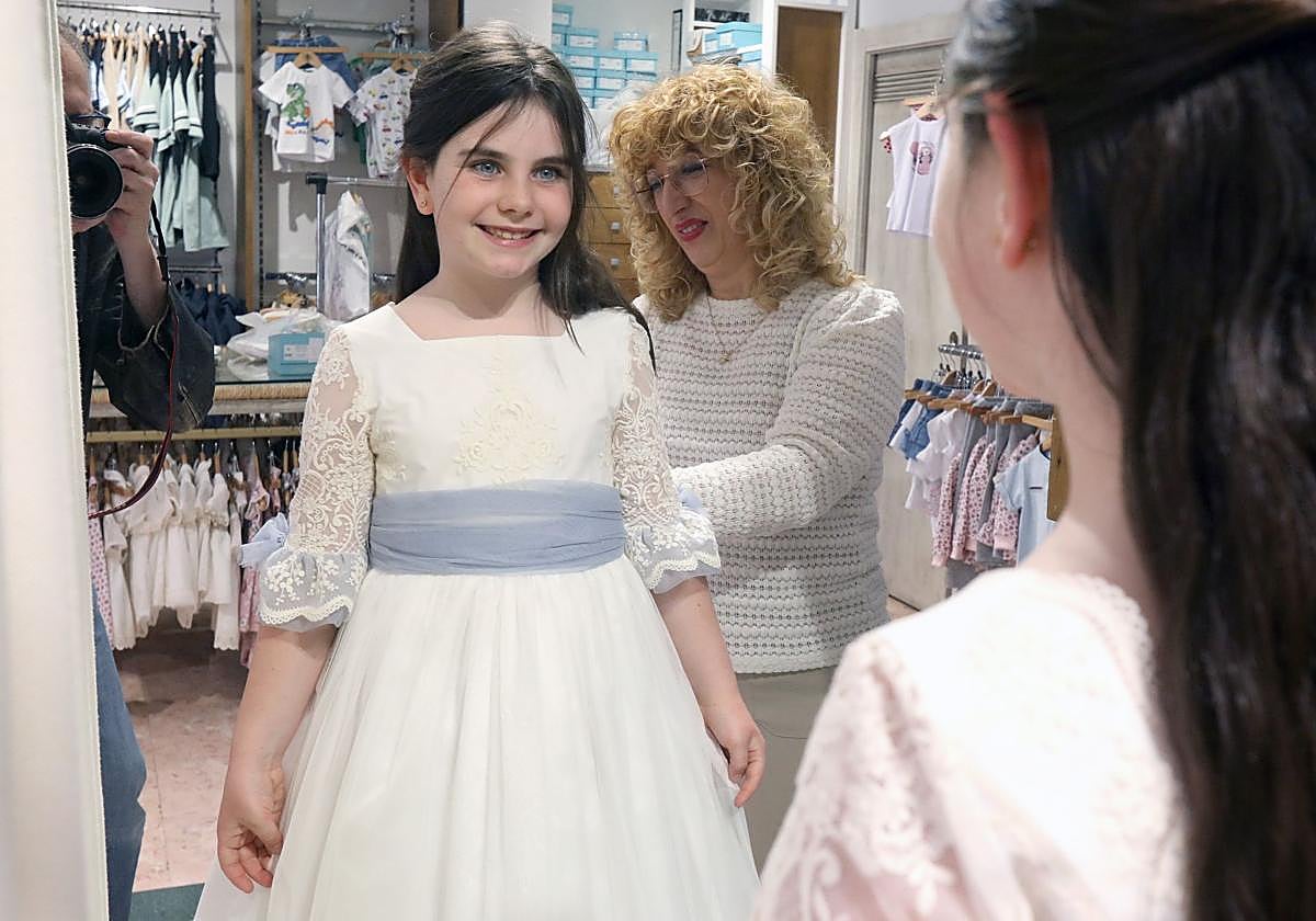 La niña Carmen, en una prueba de su vestido de comunión en Encarni Moda Infantil, de Logroño.