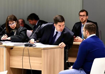 La defensa del acusado afirma que él creía que «la policía le vigilaba y quería matarle»