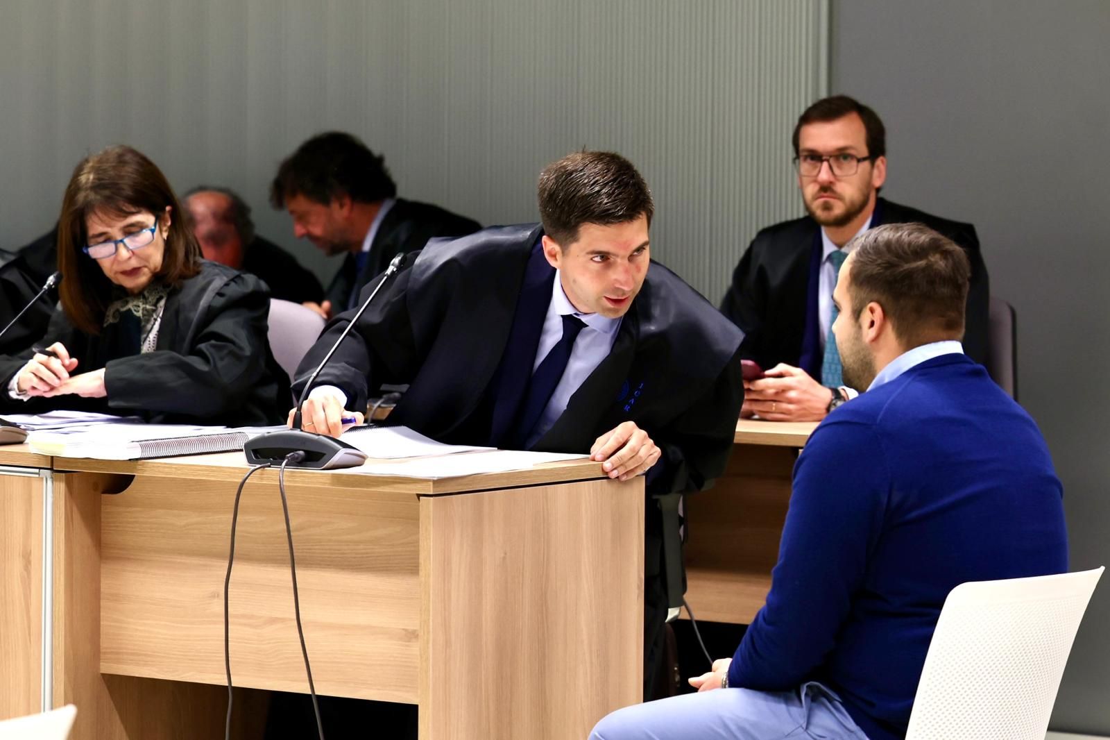 El acusado, este lunes, sentado junto a su abogado en la sala de vistas.