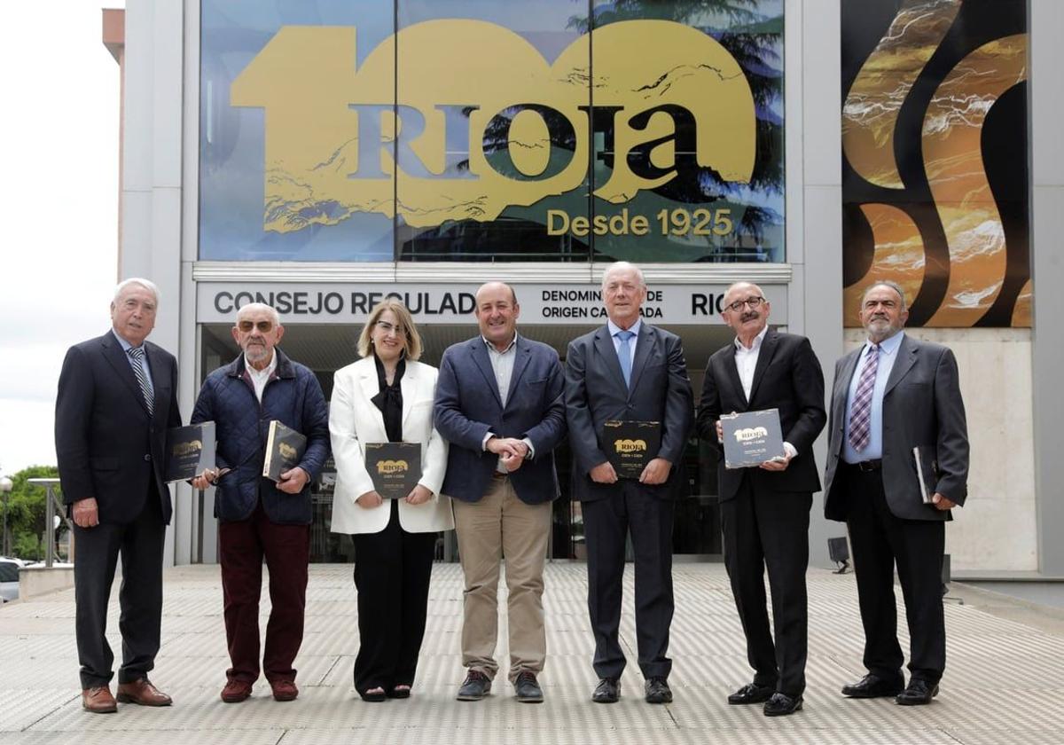 El presidente del Consejo Regulador recibe a los miembros del primer Pleno de la democracia en España celebrado por esta institución
