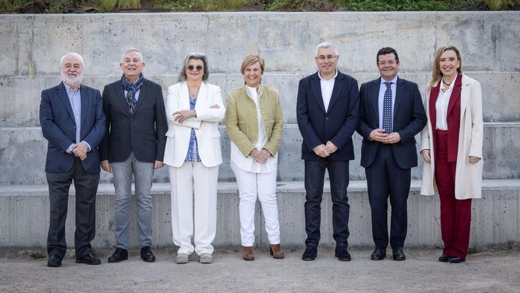 Juan José Muñoz, Javier Erro, Concepción Arruga, Leonor González Menorca, José Ángel Lacalzada, Alfonso Domínguez y Belinda León posan juntos en Logroño.